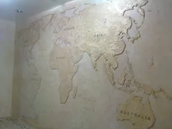 Тынкоўка карта свету на кухні фота