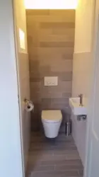 Küvet fotoşəkili olmayan lavabo ilə tualetin daxili hissəsi