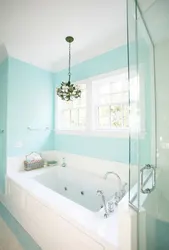 Жалбыз түсті дизайндағы ванна бөлмесі