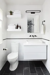 Дизайн ванной с темным полом и светлыми стенами