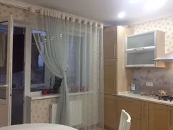 Дизайн тюли на кухню с дверью