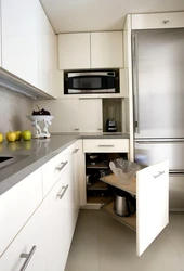 Интерьер малогабаритной угловой кухни с холодильником