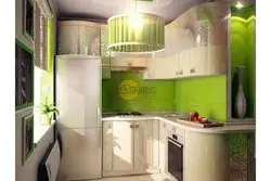 Интерьер малогабаритной угловой кухни с холодильником