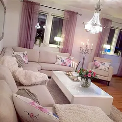 Дизайн гостиной с розовым диваном