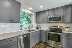 Countertop and backsplash design for a gray kitchen