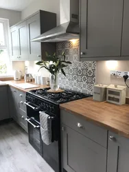 Countertop and backsplash design for a gray kitchen