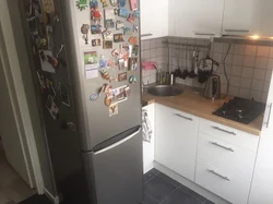 Халадзільнік злева кухні фота