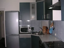 Холодильник слева кухни фото