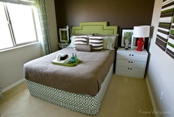Кровать вдоль стены в маленькой спальне дизайн фото