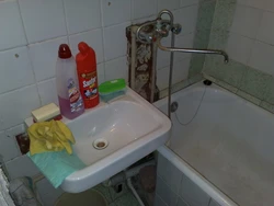 Один смеситель в ванной комнате фото