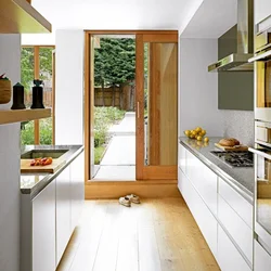 Фото узкой кухни в доме с окном