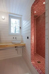 Душ дизайнымен ағаш үйдегі ванна