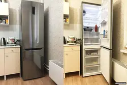 Холодильник в интерьере кухни серебристый