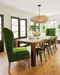 Зеленые стулья в интерьере кухни