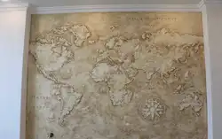 Декоративная штукатурка карта мира в интерьере прихожей фото