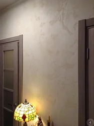 Koridorning ichki qismidagi dekorativ gips dunyo xaritasi fotosurati