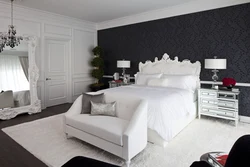 Белая спальня з цёмнай мэбляй фота