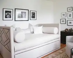 Жатын бөлмеде кереуеттің орнына диванның интерьерінің фотосуреті бар