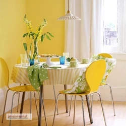 Жоўтыя шпалеры на кухні ў інтэр'еры фота