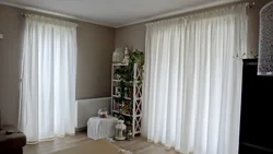 Белый тюль в интерьере гостиной фото