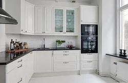Белая кухня с черными ручками и черной столешницей фото
