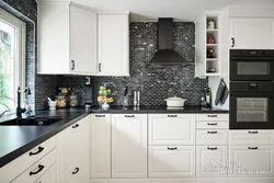 Белая кухня з чорнымі ручкамі і чорнай стальніцай фота