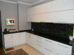 Белая кухня з чорнымі ручкамі і чорнай стальніцай фота