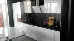 Белая кухня с черными ручками и черной столешницей фото