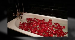 Ванна с розами и пеной фото