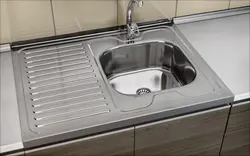 Mətbəxin daxili hissəsində yerüstü lavabo