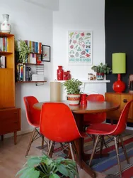 Кухня с красными стульями фото