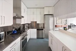 Кухня белая з шэрым халадзільнікам фота