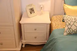 Nightstands дар наздикии бистар дар акс хоб