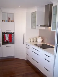 Дызайн кухні з пеналам і халадзільнікам фота
