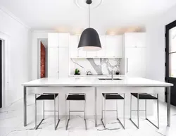 Белая кухня черный стол в интерьере