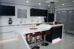 Белая кухня чорны стол у інтэр'еры