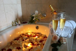 Photo with a bath with rose petals