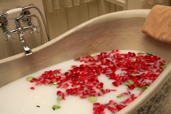 Фото с ванной с лепестками роз