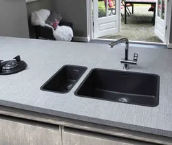 Акси ошхона бо countertop сафед ва танӯраи сиёҳ