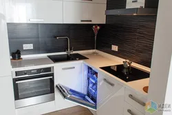 Фото кухни с белой столешницей и черной мойкой