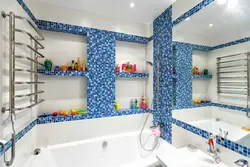 Плиткалардан жасалған ванна бөлмесіндегі сөрелердің дизайны фото