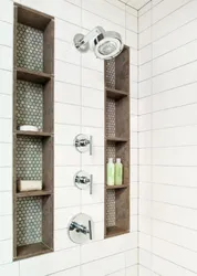 Plitkalardan tayyorlangan banyoda javonlar dizayni fotosurati