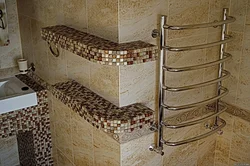 Плиткалардан жасалған ванна бөлмесіндегі сөрелердің дизайны фото