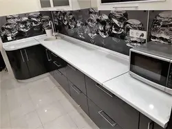 Кухня стальніца і фартух чорны колер фота