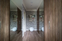 Decorating the walls in the hallway with laminate photo design and methods