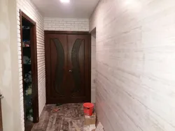 Koridorda divarların laminat foto dizaynı və üsulları ilə bəzədilməsi