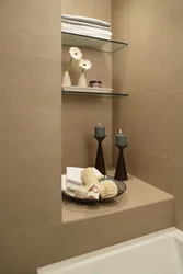 Divar fotoşəkilində plitələrdən hazırlanmış banyoda rəflər