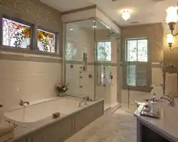 Интерьер ванной с туалетом в доме с окном