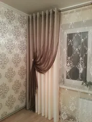 Дызайн акна ў спальні з адной шторай