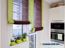 Рулонныя шторы на балконныя дзверы з акном на кухні фота